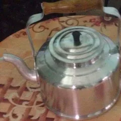 Ấm nhôm đánh bóng cán gỗ — ảnh 1