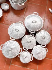 Nồi gang đúc đủ cỡ bày tại xưởng Phương Cảnh