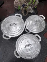 Ba nồi gang đúc cỡ 14, 20, 26 nhìn từ trên xuống, Phương Cảnh
