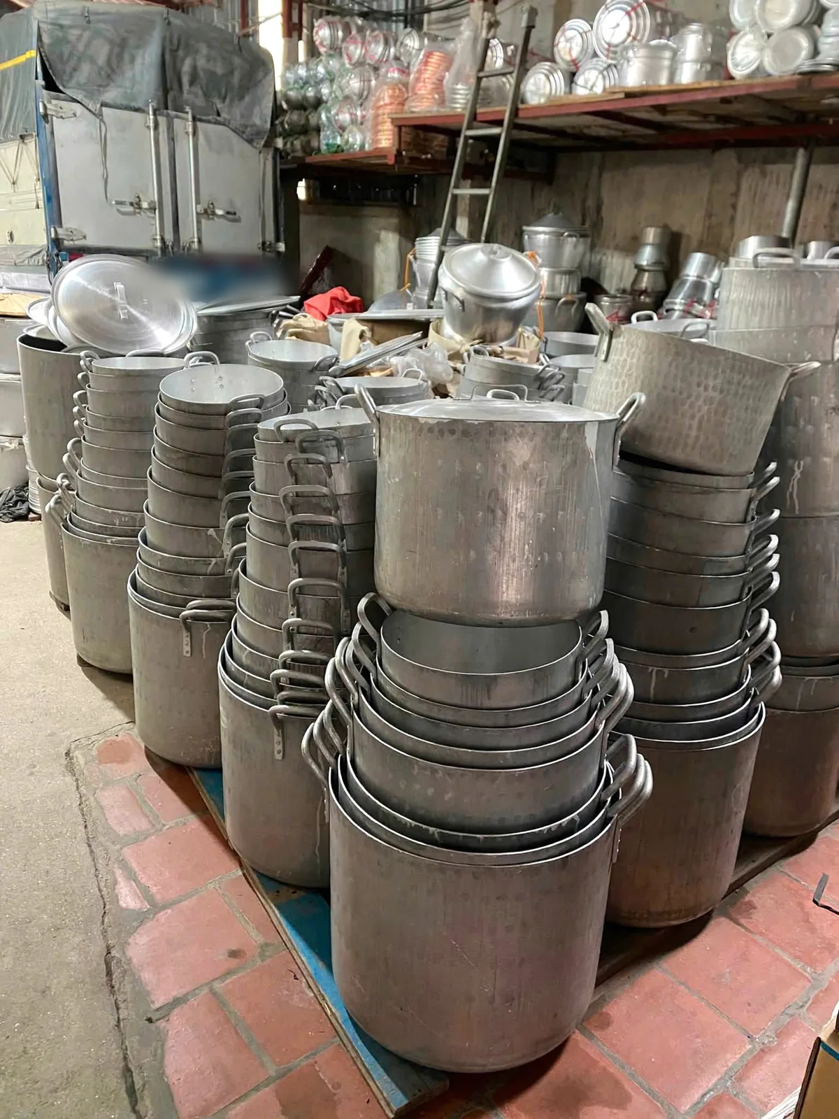 Kho nồi nhôm cỡ lớn tại xưởng Phương Cảnh