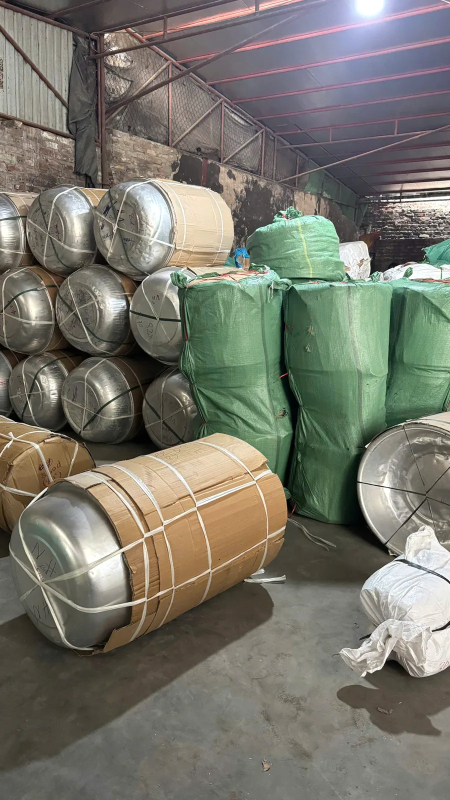 Nồi nhôm cỡ lớn bọc bìa, buộc đai tại xưởng Phương Cảnh