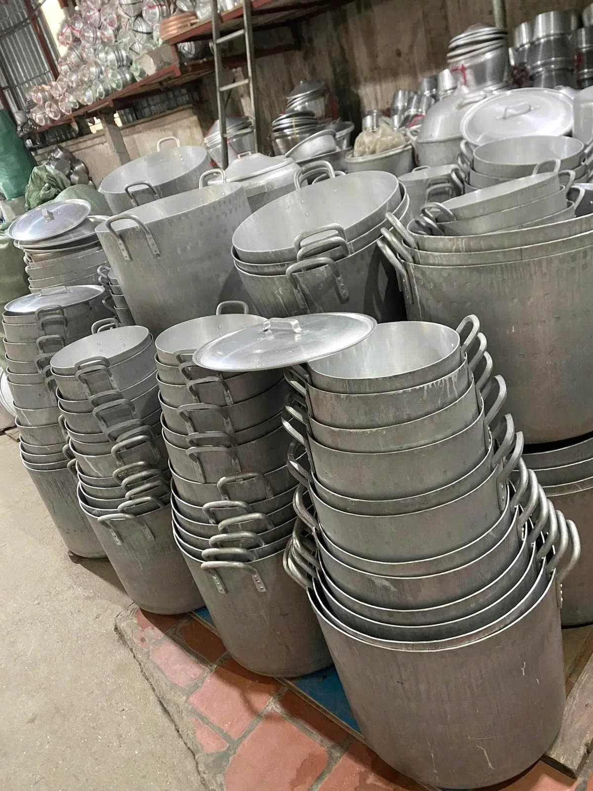 Nồi nhôm thành phẩm xếp chồng trong xưởng Phương Cảnh