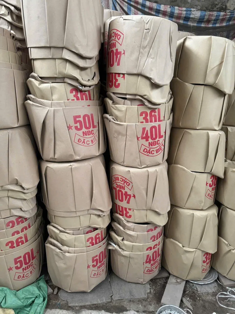 Nồi nhôm 30 đến 50 lít bọc bao, xếp chồng theo cỡ chờ lên xe tại xưởng Phương Cảnh
