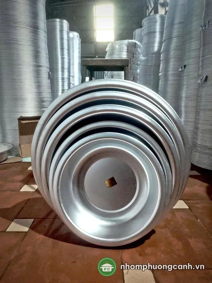 Thau nhôm nhiều cỡ xếp lồng nhau trong nhà xưởng Phương Cảnh