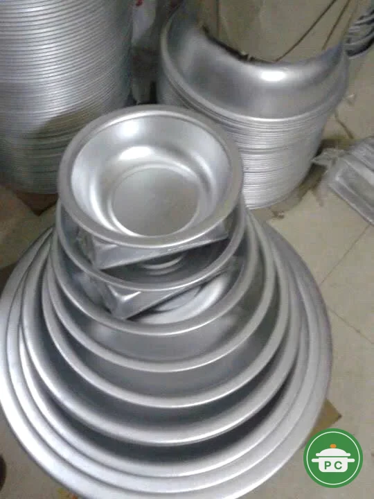 Chồng thau chậu nhôm từ cỡ nhỏ đến cỡ lớn tại xưởng Phương Cảnh