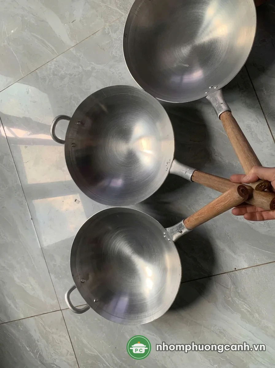 Chảo công nghiệp lòng sâu cán gỗ do xưởng Phương Cảnh sản xuất
